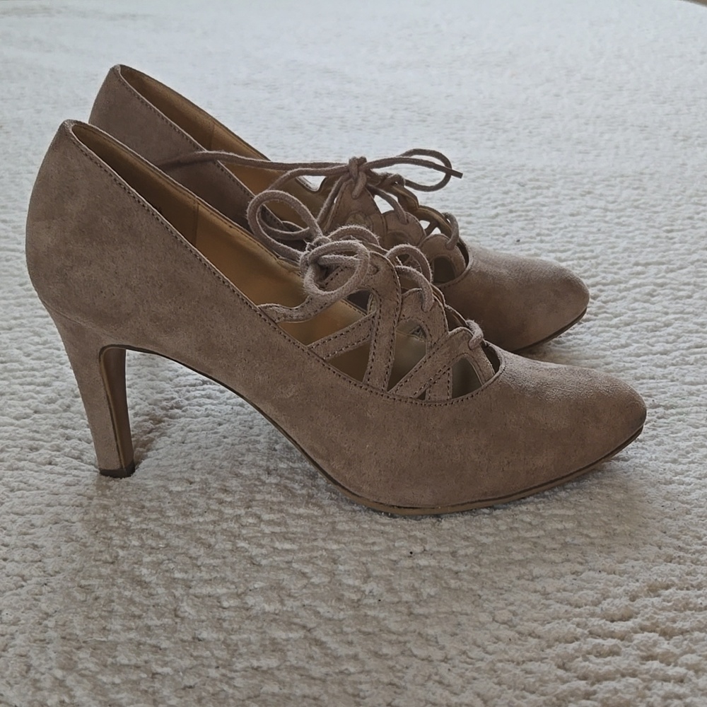 Adorable tan sueded kelly & katie lace up heels